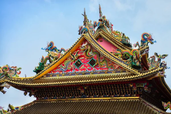 Plano Bajo Ángulo Templo Chino Con Texturas Interesantes Estatuas Dragón —  Fotos de Stock