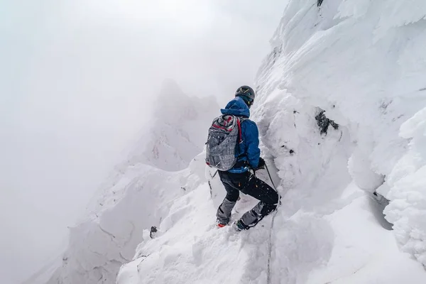 Vacker Bild Person Som Gör Alpin Klättring Mont Blanc Massif — Stockfoto