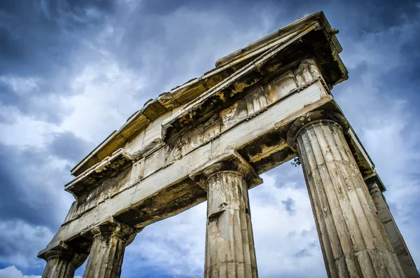 Low Angle Shot Ancient Historic Column Touching Sky — Stock Photo, Image