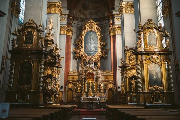 Plano Interior Una Basílica Con Hermosas Esculturas Praga República Checa —  Fotos de Stock