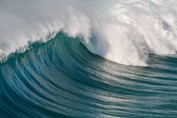 カナリア諸島のフエルテベントゥラ島で美しい曲線を描く海の波のクローズアップ — ストック写真
