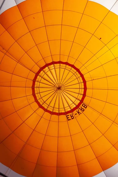 Ένα Υψηλής Γωνίας Επιλεκτικό Πλάνο Εστίασης Ενός Κίτρινου Μπαλονιού Έτοιμο — Φωτογραφία Αρχείου