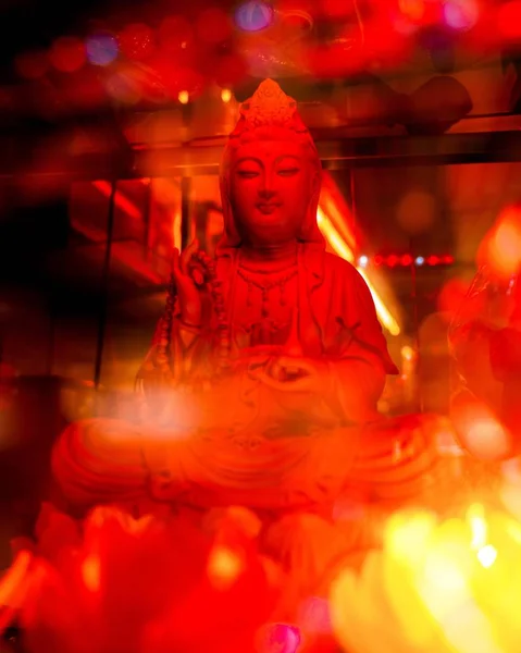 Pionowe Niskie Ujęcie Posągu Buddy Bokeh Światła — Zdjęcie stockowe
