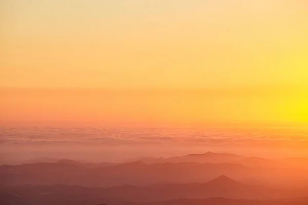 Захватывающий дух снимок золотого неба заката над Тихим океаном — стоковое фото