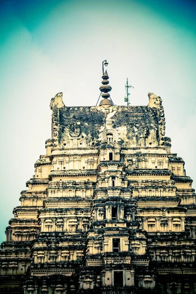Açık Gökyüzünün Altındaki Bir Hindu Tapınağının Dikey Alçak Açılı Görüntüsü — Stok fotoğraf