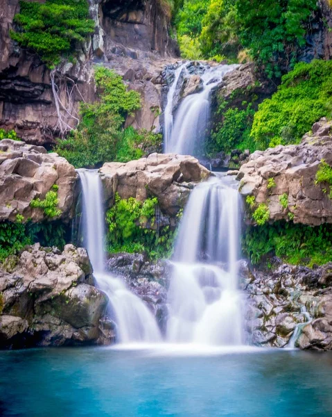 Tropikal Bir Ormandaki Yosun Kaplı Taşlar Arasında Dikey Bir Şelale — Stok fotoğraf