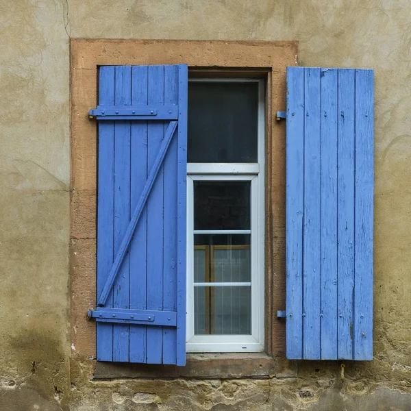 Fenster Mit Einem Offenen Und Einem Geschlossenen Rollladen — Stockfoto