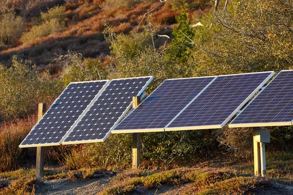 Beau Cliché Panneaux Solaires Installés Montagne Des Sources Énergie Alternatives — Photo