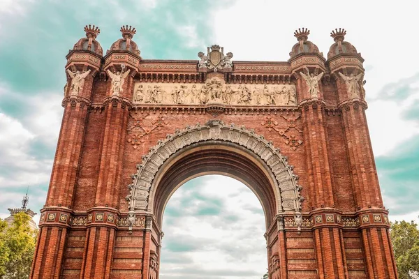 Colpo basso dell'antico Arco di Trionfo in Catalogna, Spagna — Foto Stock