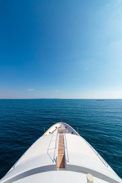 Eine Vertikale Hochwinkelaufnahme Des Boards Eines Schoner Der Meer Segelt — Stockfoto