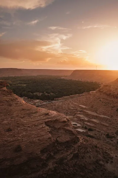 Tiro Vertical Árboles Rodeados Acantilados Atardecer Capturados Marruecos — Foto de Stock