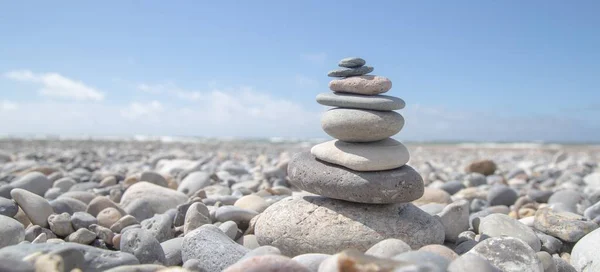 Frumoasă lovitură a unui teanc de pietre pe plajă conceptul de stabilitate a afacerilor — Fotografie, imagine de stoc
