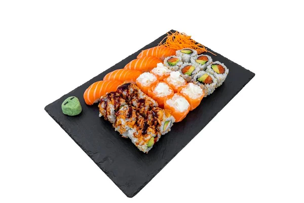 Schnappschuss von köstlichen Sushi-Rollen auf schwarzer Oberfläche — Stockfoto