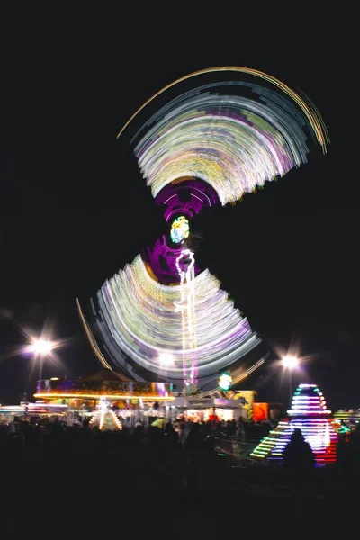 Coup Vertical Lumières Dansant Répandant Bonheur Dans Marché Vacances Festif — Photo