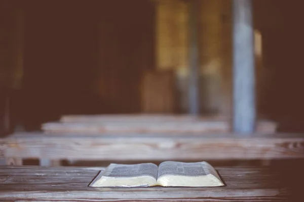 Primer Plano Una Biblia Abierta Sobre Una Mesa Madera Con —  Fotos de Stock