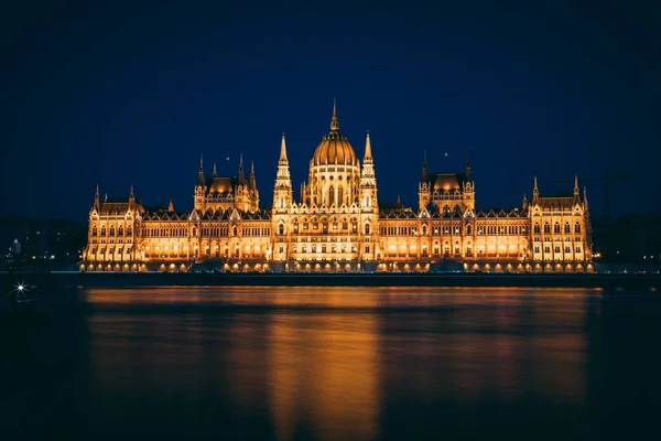 Uma Bela Foto Edifício Parlamento Hungria Budapeste Refletida Lago — Fotografia de Stock