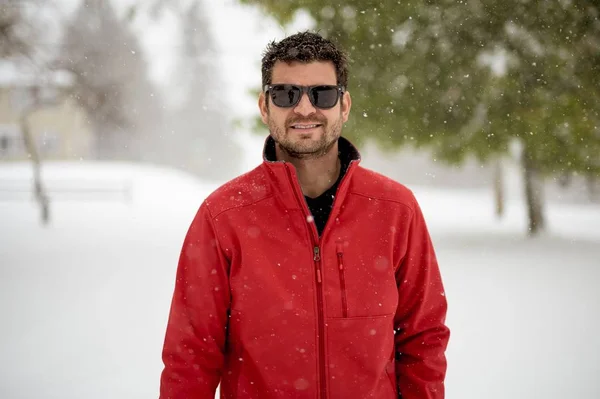 Primer Plano Hombre Con Una Chaqueta Roja Sonriendo Mientras Mira —  Fotos de Stock