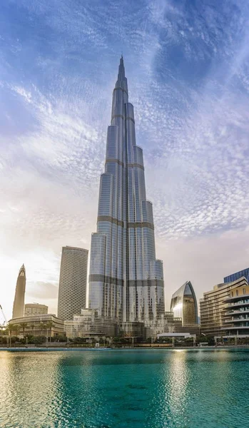 Svislý Nízký Úhel Záběru Slavné Budovy Burj Khalifa Dubaji Slunečného — Stock fotografie