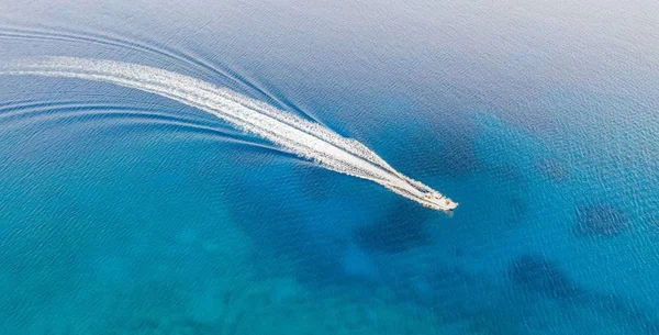 Una Hermosa Toma Ángulo Alto Rastro Motor Barco Océano — Foto de Stock