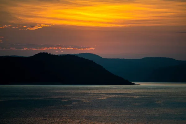 Prachtige omgeving van de zonsondergang weerspiegeld in de zee - geweldig voor een koele achtergrond — Stockfoto