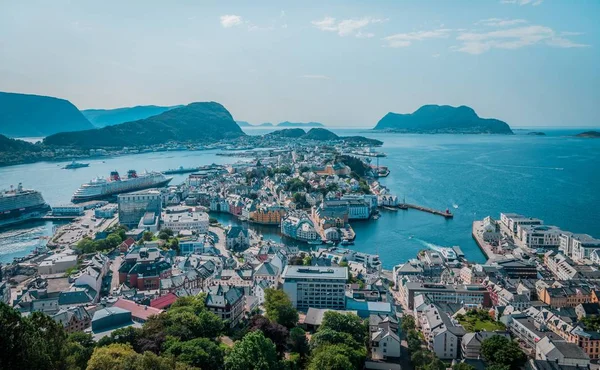 Wysokie Ujęcie Kąta Wielu Budynków Wybrzeżu Pobliżu Wysokich Gór Norwegii — Zdjęcie stockowe