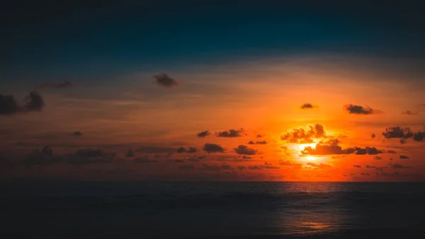 Güzel Bir Okyanus Manzarası Bali Yakalanan Bulutların Ardında Gün Batımı — Stok fotoğraf