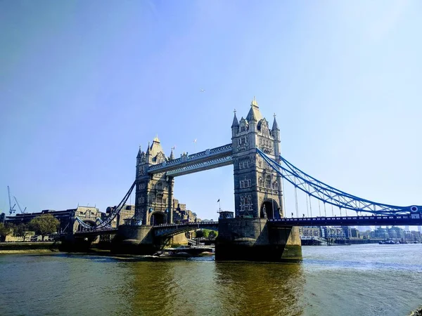 Beutiful tiro da famosa Tower Bridge em Londres em um dia ensolarado — Fotografia de Stock