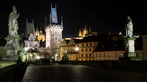 Schöne Aufnahme der Karlsbrücke in Prag bei Nacht — Stockfoto