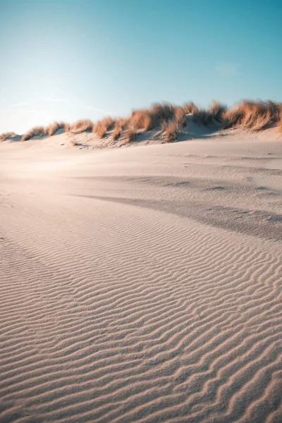 Ένα Κάθετο Πλάνο Της Ερήμου Κάτω Από Τον Καταγάλανο Ουρανό — Φωτογραφία Αρχείου