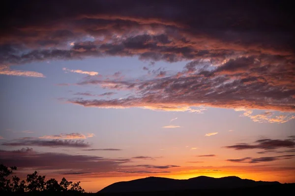 Een Adembenemende Opname Van Een Prachtige Zonsondergang Met Unieke Kleuren — Stockfoto