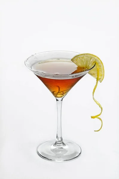 Μια Κάθετη Απομονωμένη Λήψη Cosmopolitan Cocktail Ιδανική Για Χρήση Μενού — Φωτογραφία Αρχείου