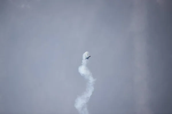 Una Hermosa Toma Jet Volando Cielo Nublado Hahnweide Alemania Dejando —  Fotos de Stock