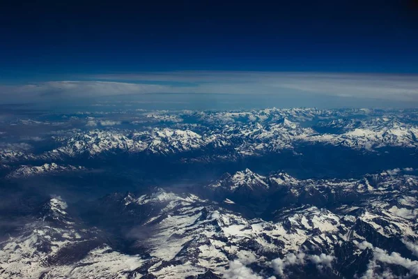 Een Prachtige Luchtfoto Van Een Besneeuwd Berglandschap Onder Adembenemende Blauwe — Stockfoto