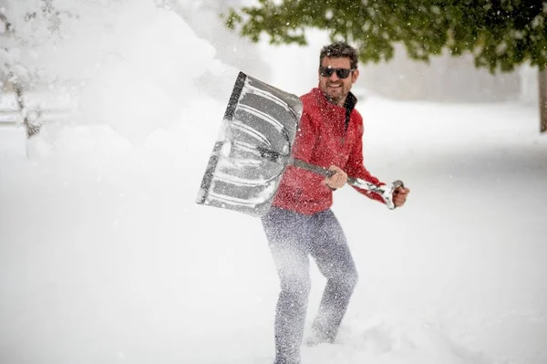 Macho Usando Uma Jaqueta Vermelha Inverno Pás Neve Enquanto Sorri — Fotografia de Stock