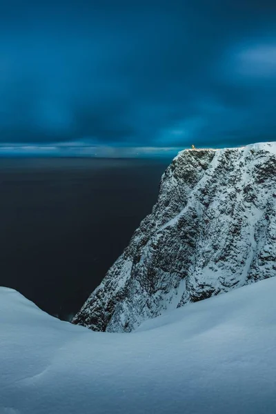 Disparo Vertical Del Impresionante Pico Montaña Cubierto Nieve Sobre Océano — Foto de Stock