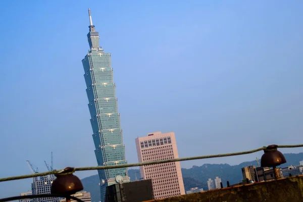 Plano Bajo Ángulo Edificios Altos Bajo Cielo Despejado Ciudad Taipei —  Fotos de Stock