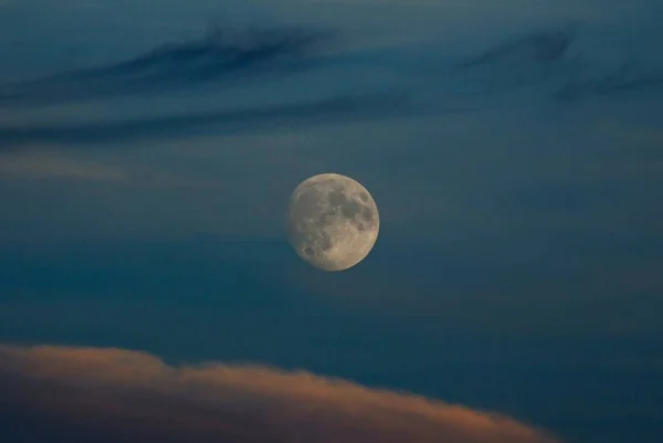 Belo Tiro Lua Cheia Céu Azul Ótimo Para Fundo Fresco — Fotografia de Stock