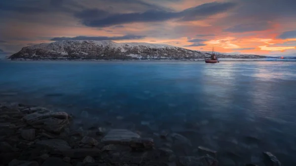 ノルウェーで撮影された海によって雪に覆われた島の息をのむような景色 — ストック写真