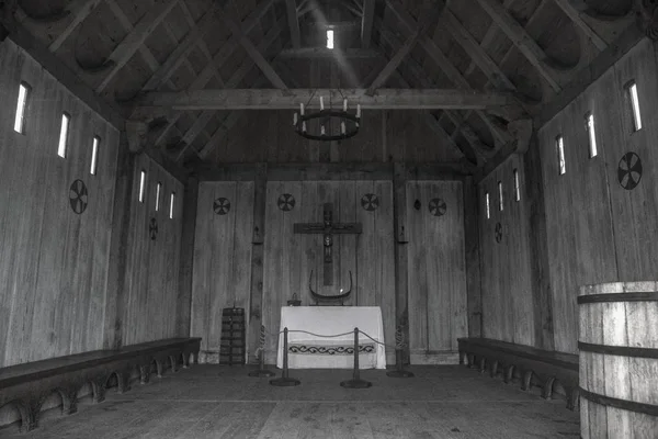 Eine Graustufenaufnahme Des Inneren Einer Hölzernen Kapelle Einem Wikingerdorf Mit — Stockfoto