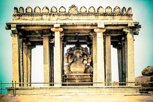 Een Oeroud Historisch Standbeeld Onder Heldere Hemel Hampi Karnataka India — Stockfoto