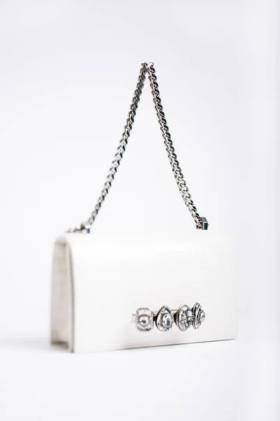 Tiro Vertical Uma Bolsa Branca Moda Com Acessórios Semelhantes Diamantes — Fotografia de Stock