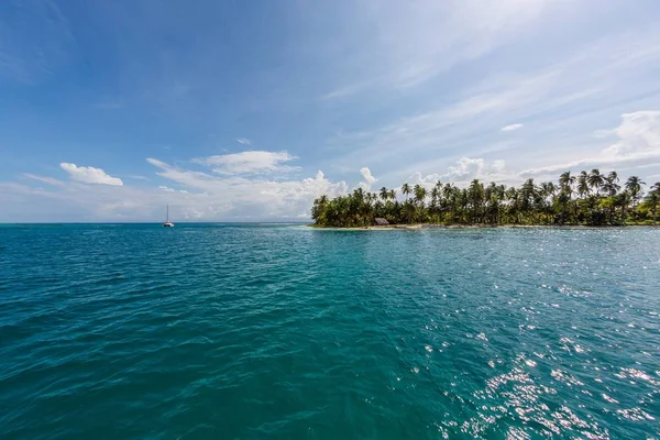 Hermoso paisaje del océano bajo el cielo nublado en las Islas San Blas, Panamá — Foto de Stock