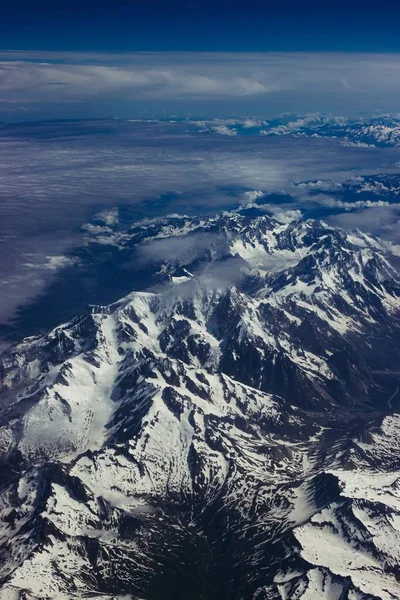 Een Verticale Luchtfoto Van Besneeuwde Berglandschappen Onder Adembenemende Blauwe Lucht — Stockfoto