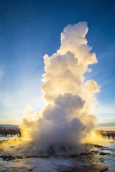 美しい空の下でアイスランドのGeyser Strmkundenの垂直ショット — ストック写真