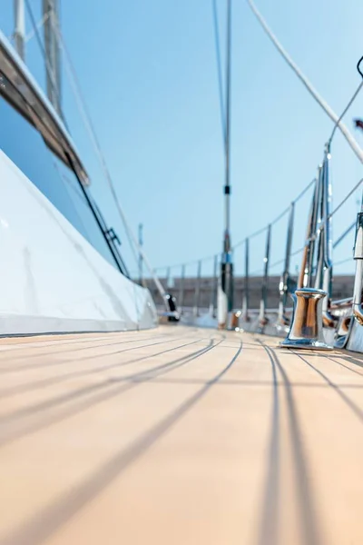 Güneşli Bir Günde Modern Bir Yelkenlinin Güvertesinin Dikey Görüntüsü — Stok fotoğraf