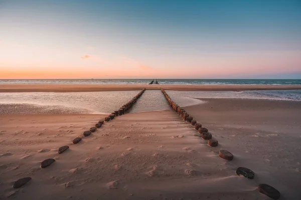 Zicht Houtblokken Bedekt Onder Het Zand Het Strand Oostkapelle Nederland — Stockfoto