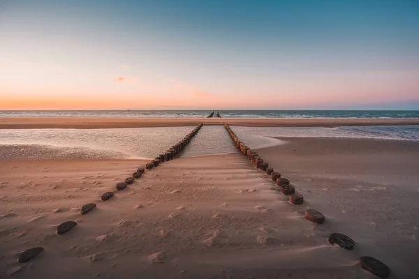 Kilátás Rönkökre Homok Alatt Borított Strandon Elfogott Oostkapelle Hollandia — Stock Fotó