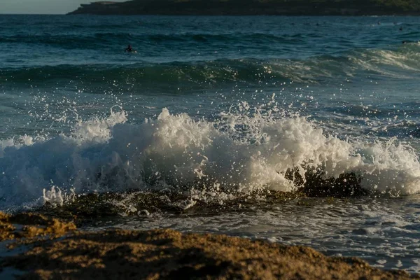 Tiro de perto das gotas da água espumosa do oceano no ar - captura conceito de momentos — Fotografia de Stock