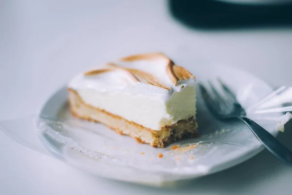 Plan Rapproché Gâteau Fromage Tranché Sur Une Assiette Ronde Blanche — Photo