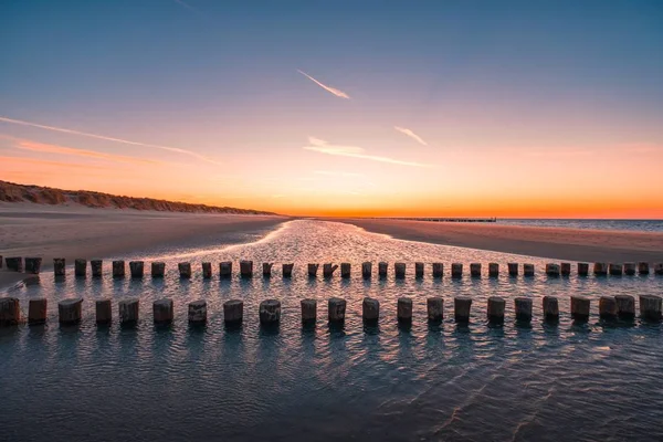 Prachtig Uitzicht Houtblokken Het Water Het Strand Van Oostkapelle Nederland — Stockfoto